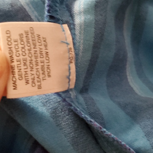 Woman's Van Heusen Studio Button Up Blouse Size Large - Picture 10 of 10